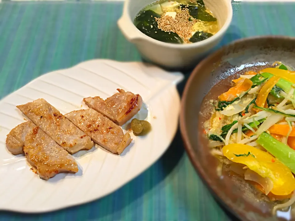 豚ロース塩麹焼き柚子胡椒添え 野菜炒め ワカメと豆腐のスープ|Manabu Tanakaさん