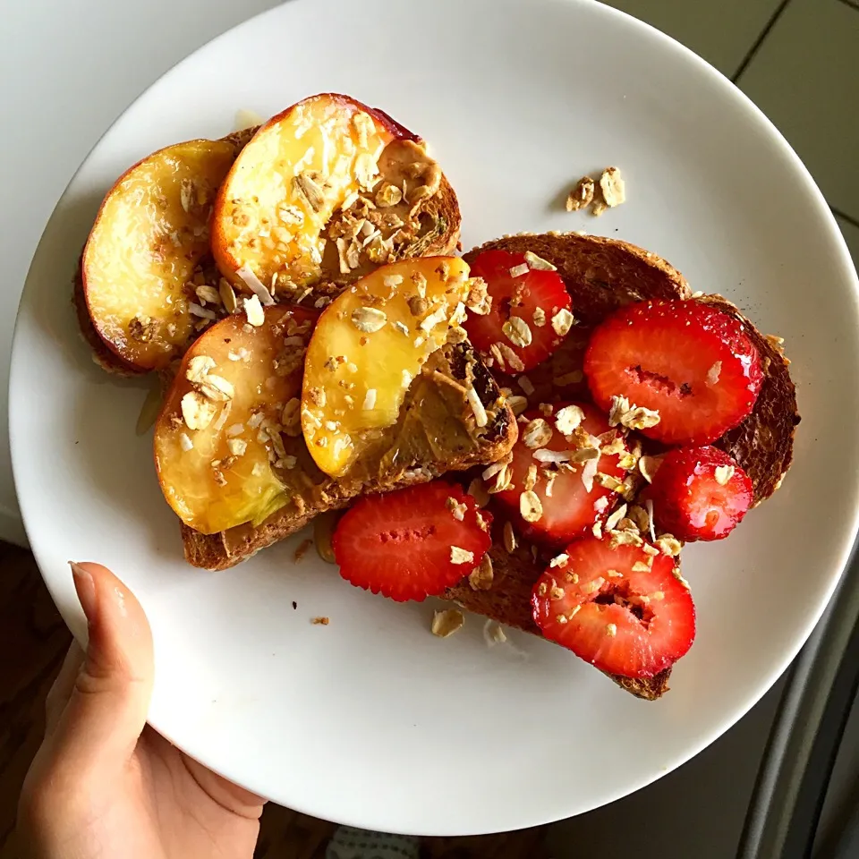 PB on whole wheat toast with peaches and strawberries, granola and a drizzle of honey|victoria valerioさん