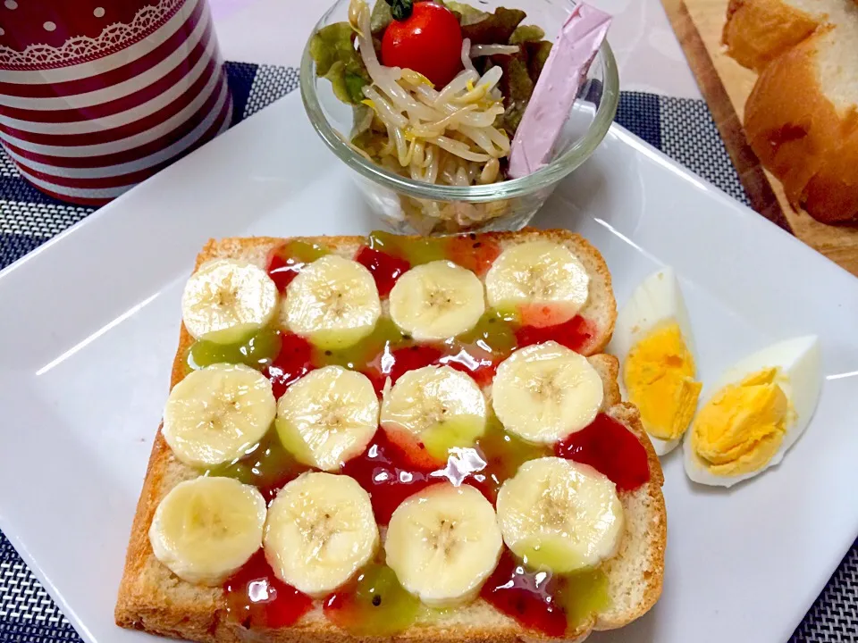 Toast bread with strawberry and kiwi sauce top with fresh banana TGIF breakfast is ready let's dig in 😋G😍☀️D M☕️Rning...|Babyluv Cabrera Ocampoさん