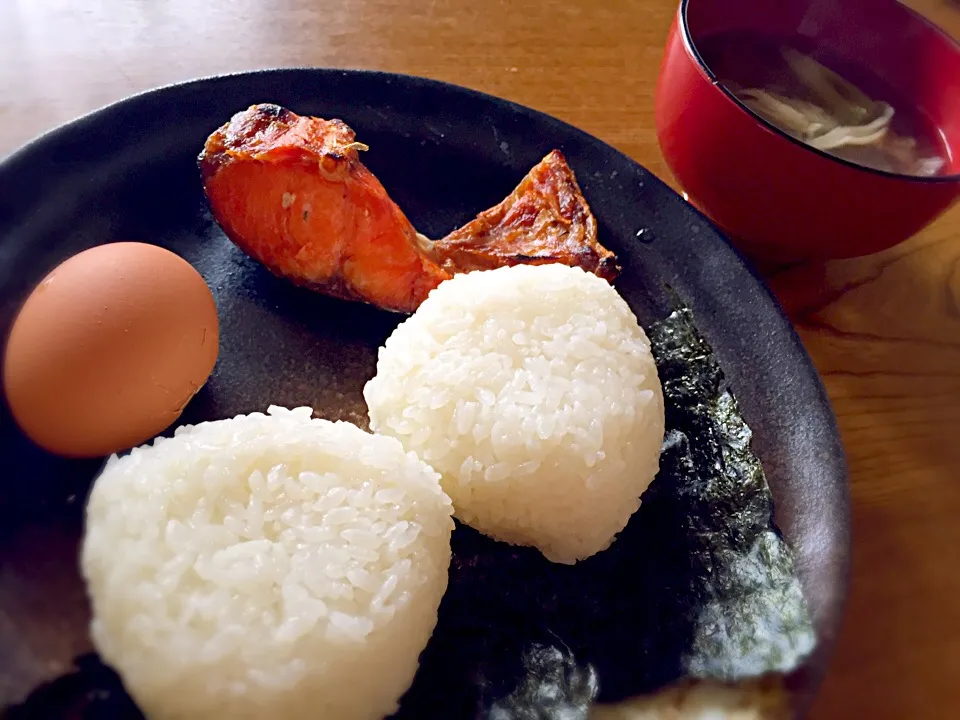 美味しいお米、まずは塩むすびで食べるのですよ。|ちもこさん