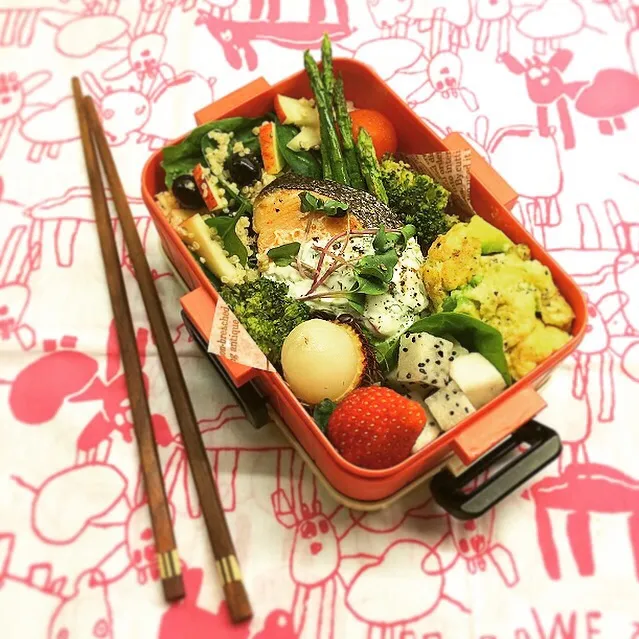 Grilled Salmon with Lemon Dill Sauce and Avocado Omelette Bento.  グリルドサーモン レモンディルソースとアボカドオムレツ弁当|Yuka Nakataさん