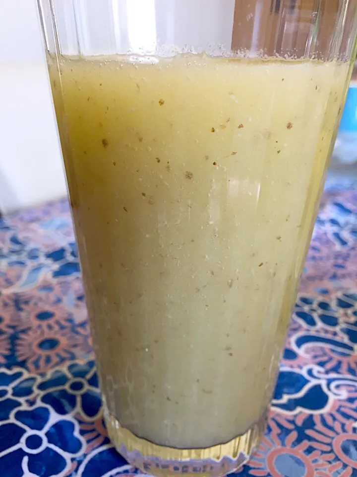 May 22nd smoothie: chopped honeydew melons, pineapples, chia seeds, celery sticks, filtered water.|YDKOさん