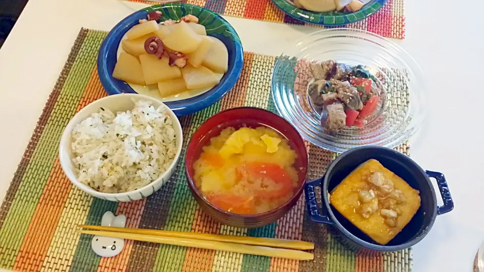 昨日の夕食 タコと大根の煮物、かつおのたたきとトマトのサラダ、豆腐の照り焼き、トマトと卵の味噌汁|pinknari🐰🌈さん