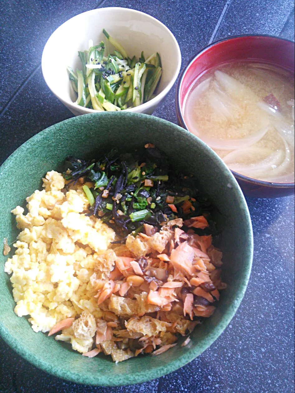 三色丼(おから入り炒り玉子、ほうれん草とヒジキ、ワカメの生姜煮、鮭と椎茸、揚げの甘辛煮)
きゅうりと水菜のレモン醤油和え
かぼちゃとサツマイモの味噌汁|吉田朋美さん