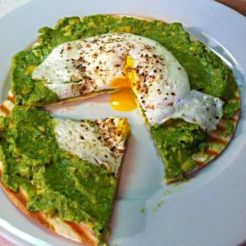 Snapdishの料理写真:avocado egg pizza , the crust is a tortilla , sauce is mashed avocado ,topping is egg(however you like it) cheese and peppers optional|CHUENCHAIさん