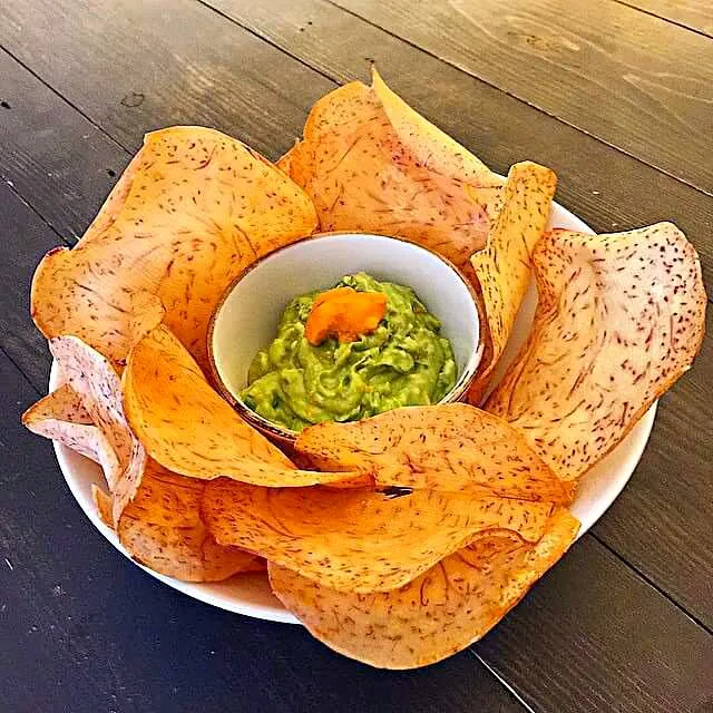 sea urchin guacamole with taro chips|CHUENCHAIさん