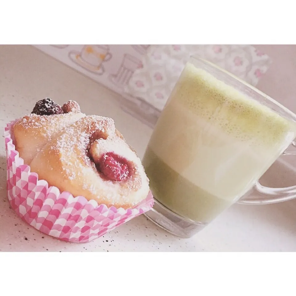 Berries Cinnamon-Sugar Roll & Matcha Almond Milk Latte|Prisca Erさん