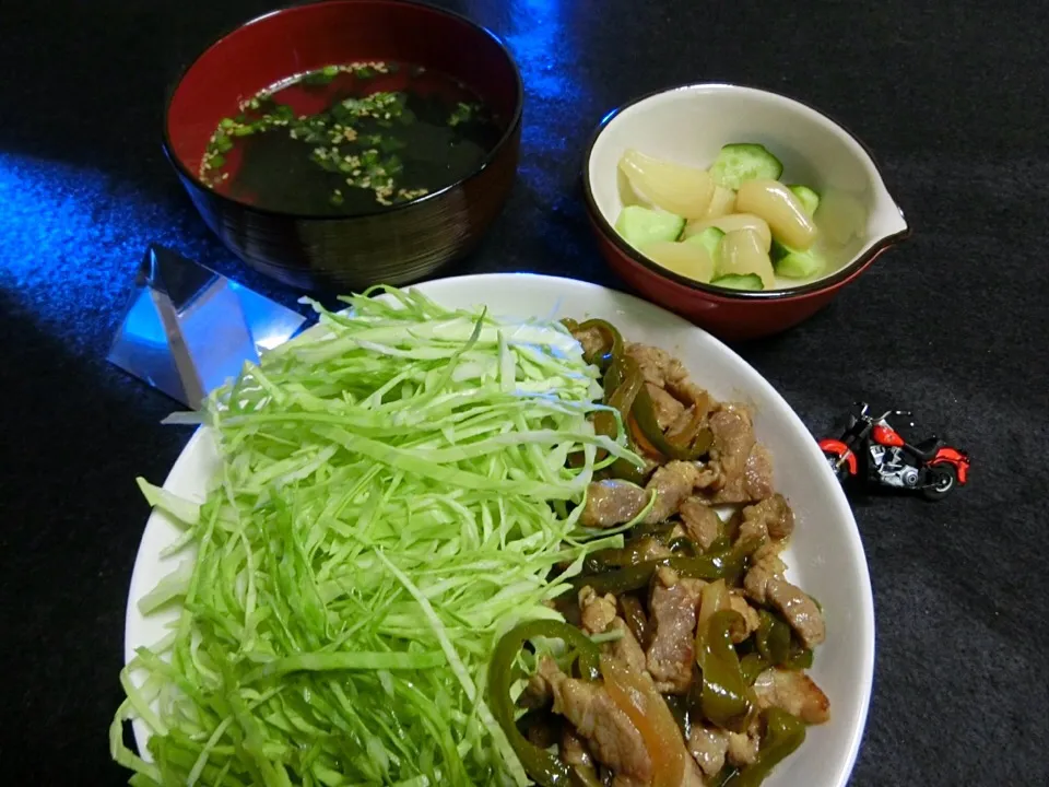 豚肉と玉ねぎとピーマンの炒め物  千切りキャベツ  らっきょうとキュウリの酢の物  ワカメスープ|Hiroshi  Kimuraさん