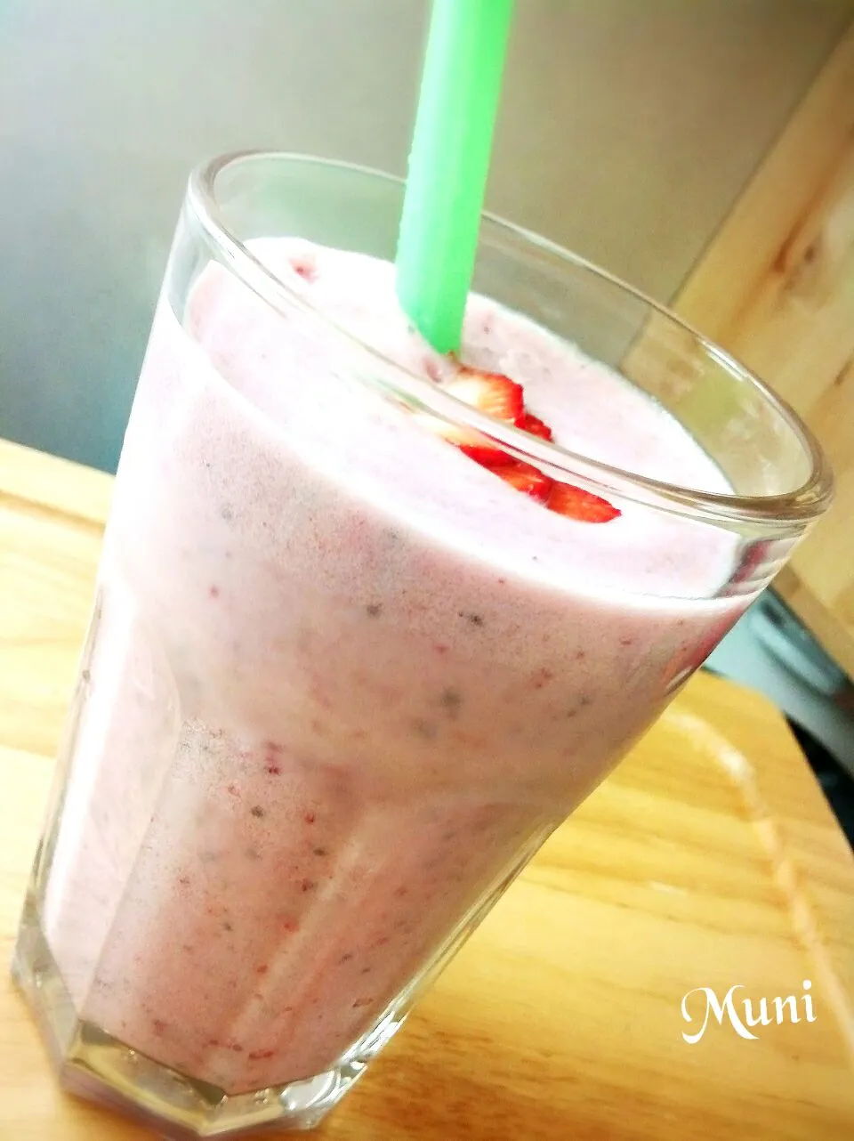 OMさんのChia seeds soy milk agar-agar smoothie with seasonal fruits/チアシード入り豆乳寒天スムージー、季節のフルーツ添え|key♪さん