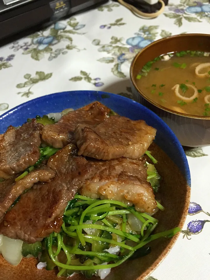 Snapdishの料理写真:ゴーヤと豆苗のスタミナ丼|☆光るさん