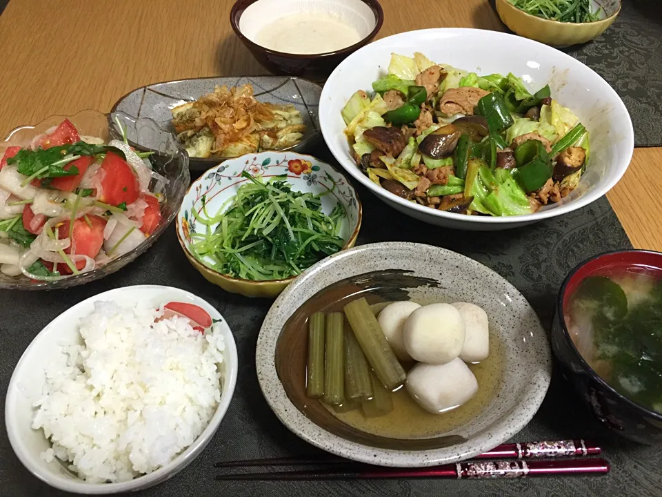 回鍋肉、フキと小芋の煮物、水菜のお浸し、トマト新玉大根三つ葉のカボスサラダ、焼き茄子、とろろご飯、お味噌汁。|Angie44さん