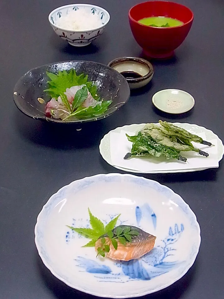 Snapdishの料理写真:今晩は、時鮭塩焼き、鯛の昆布締め てん茶新芽添え、てん茶新芽の天ぷら、えんどう豆すり流し てん茶新芽、ご飯

北海道産の時鮭は、春から夏が旬。まだ成長途中の若い「時知らず」の身には 栄養や脂が詰まっていて柔らかく、美味。

さて昨日からの、てん茶の新芽をどうするか•••
まずリクエストで再度天ぷら（そば茶と海苔で松葉を|akazawa3さん