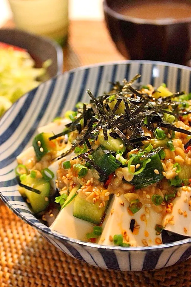 納豆腐と韓国風きゅうり漬けのコラボ丼|はさん