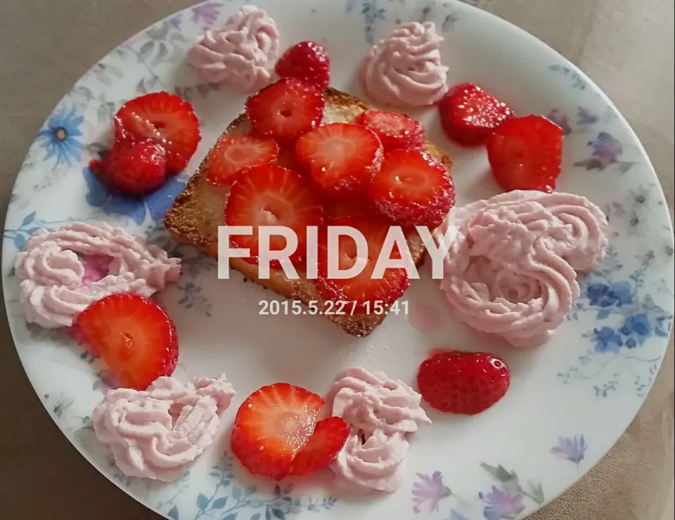 strawberries baked on Einback and strawberry cream.|Najeskaさん