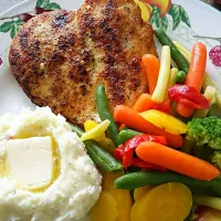 Pan seared chicken breast, garlic mashed potatoes, and heirloom veggies tossed in butter and lemon...|Nancy Childressさん