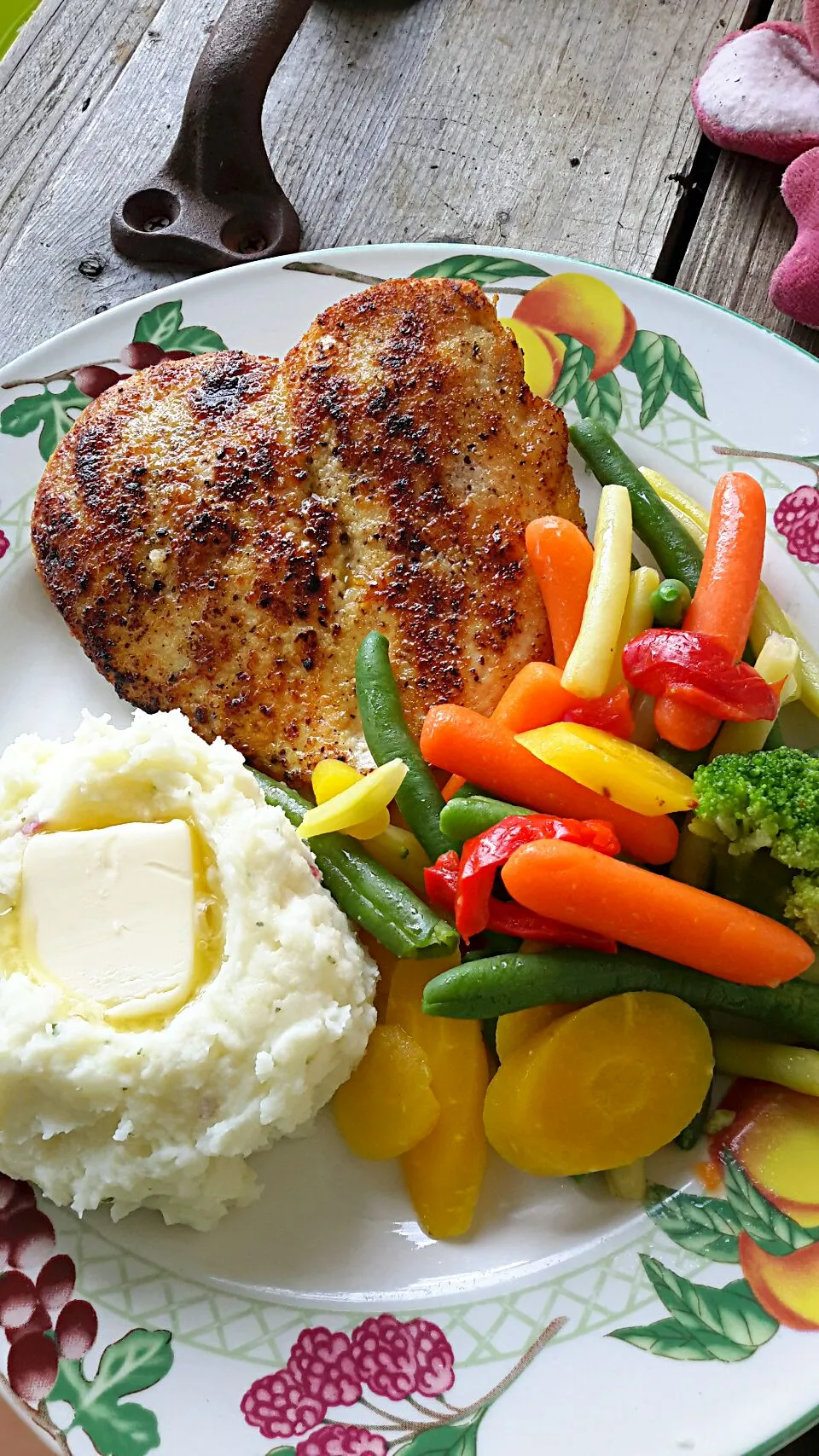 Pan seared chicken breast, garlic mashed potatoes, and heirloom veggies tossed in butter and lemon...|Nancy Childressさん