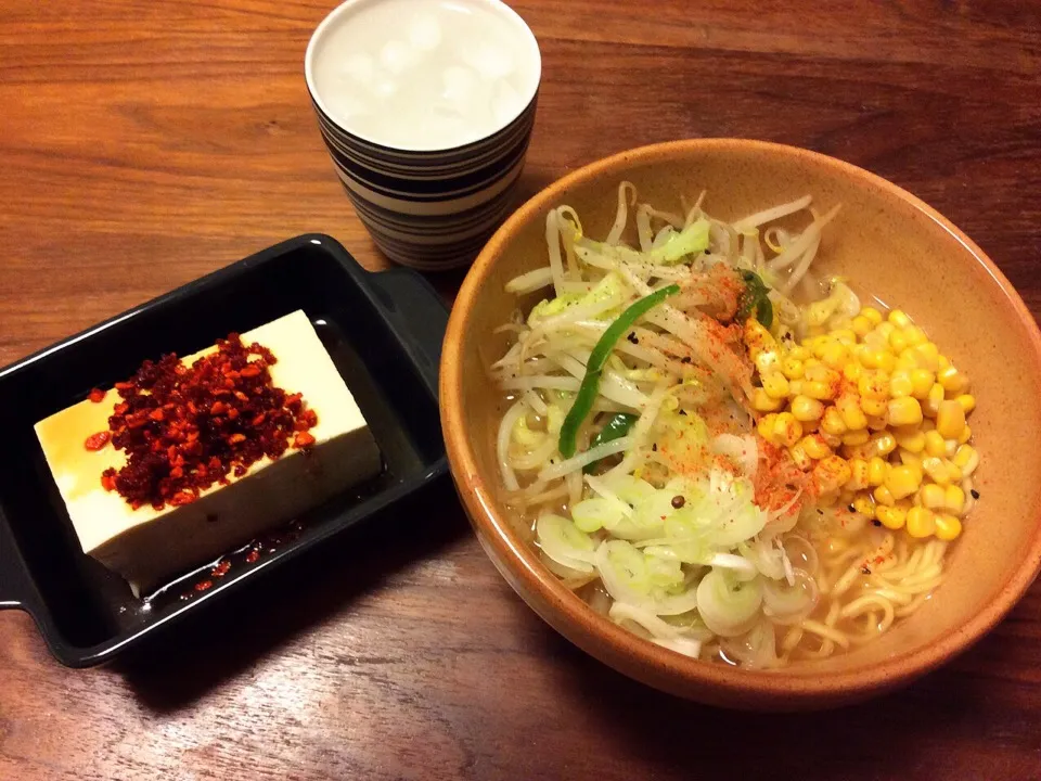 Snapdishの料理写真:ラ王袋麺でコーン味噌ラーメン、冷奴 おかずラー油トッピング 2015.5.22|キラ姫さん