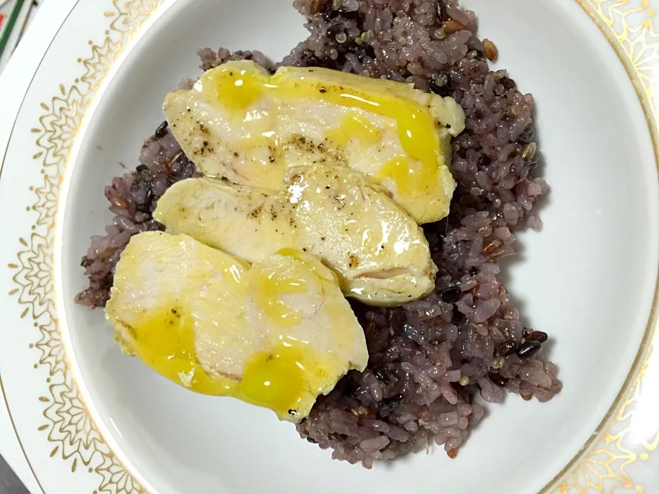 古代米のやわらか鶏むね肉コンフィのせ丼(^^)コラーゲンオリーブソースで♬|Hiroo  Higuchiさん