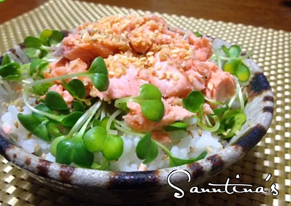 Snapdishの料理写真:✨🍚Rice with grilled salmon toppings ✨サーモンライスfor 朝ごはん✨|🌺Sanntina🌺さん