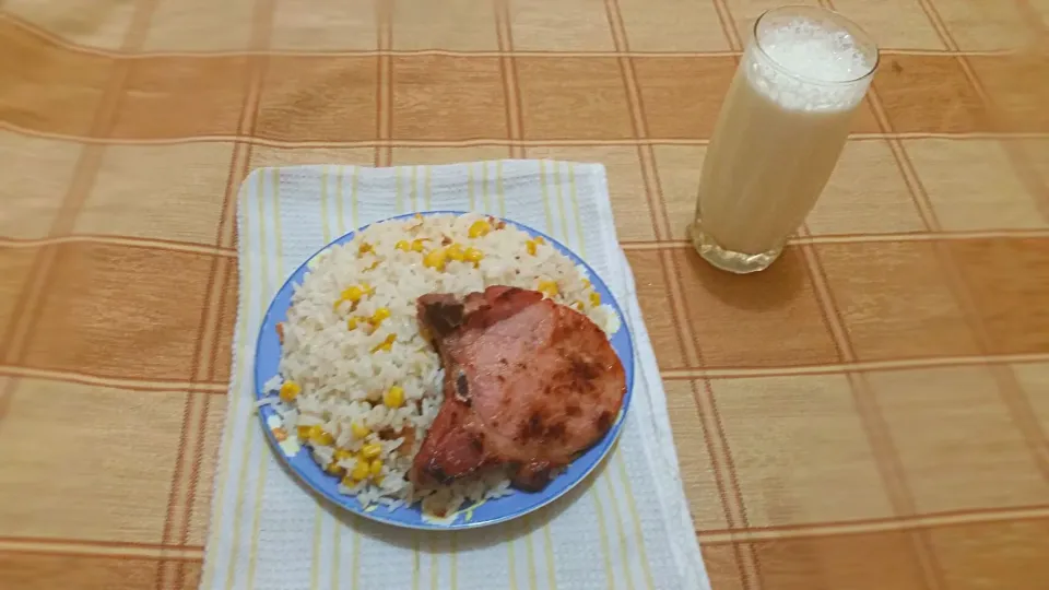 Arroz con maíz acompañado de chuleta ahumada y una rica batida de manzana!
Yummy Yummy! 😊|Olga Margarita Paredes Riveraさん