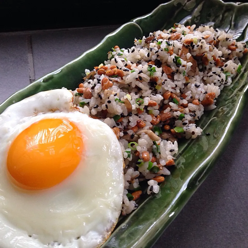 またまた作りました！恭子さんの料理 味覇で♡黒ごま納豆炒飯|koji toyodaさん