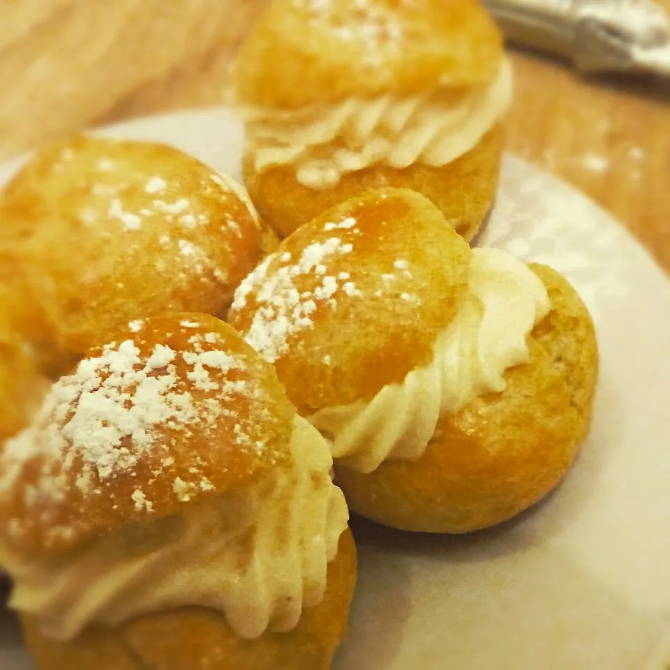 Snapdishの料理写真:Cream puffs filled with creme diplomate|tataruさん