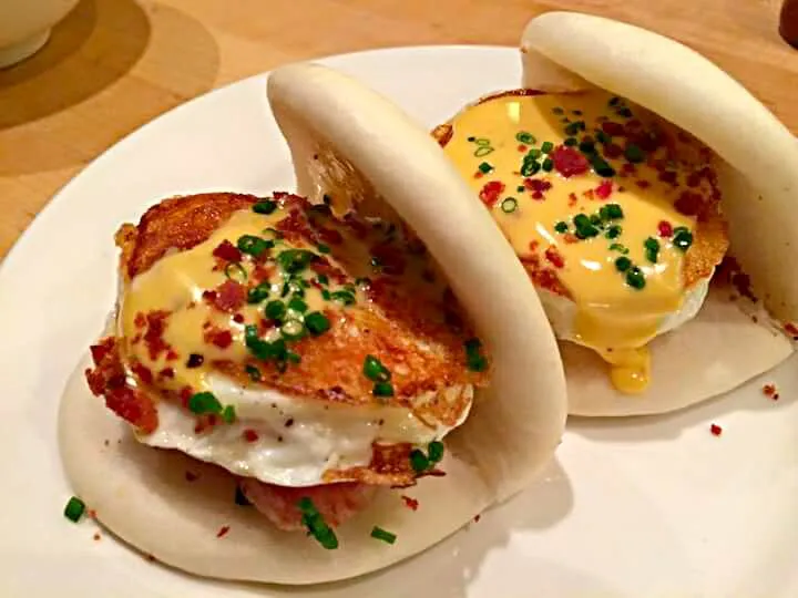 egg buns with sriracha|CHUENCHAIさん