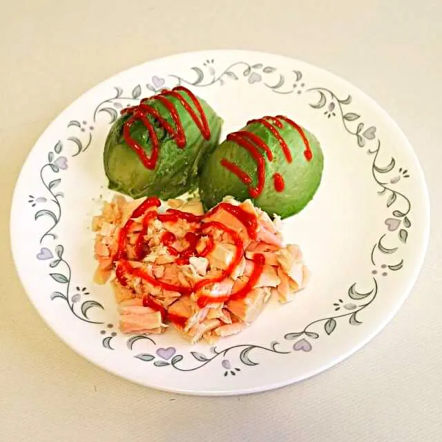 Two scoops of avocado tuna and sriracha|CHUENCHAIさん