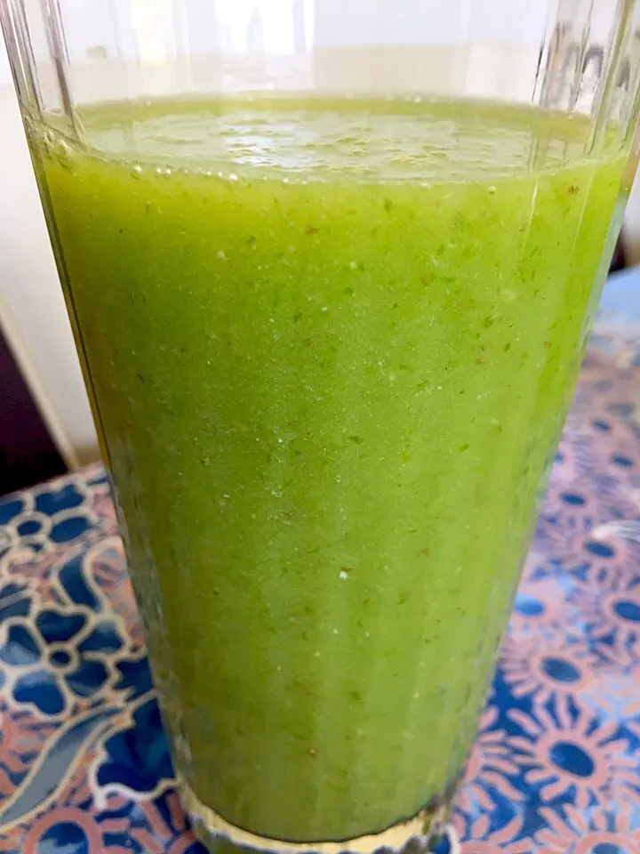 May 23rd smoothie: chopped honeydew melons, pineapples, celery leaves, chia seeds and filtered water|YDKOさん