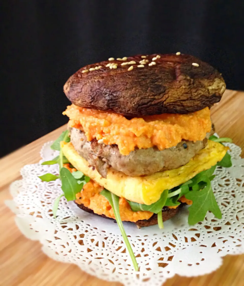 Home made burger using portobello 'buns', with roasted red pepper hummus, pork&beef patty, egg and rucola|coxiella24さん