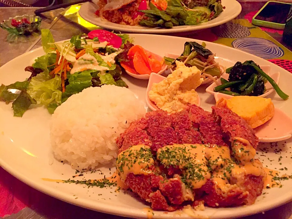 深夜のメンチカツ定食😅|シナミルさん