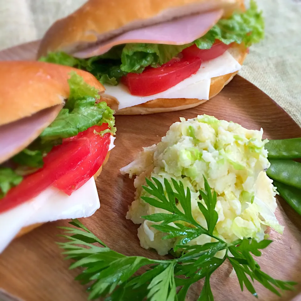 ポテトサラダにキャベツ入れたら食感うまし〜♪にんじん葉っぱぞえ|あまねこ🌿さん