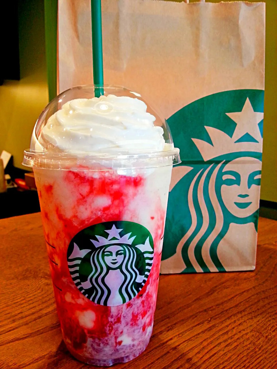 Strawberry Frappucino Venti Size (Soy Milk)|토모코さん