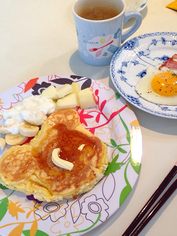 Snapdishの料理写真:ちょっと失敗しちゃったけど、味はまあまあ(^^)ミッキーホットケーキ🍳|ももちゃん🍑さん