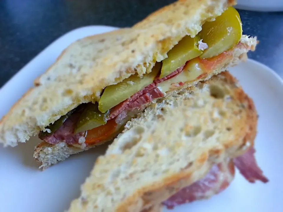 Sandwich with corned beef ,swiss cheese and gherkin|Nichole Wongさん