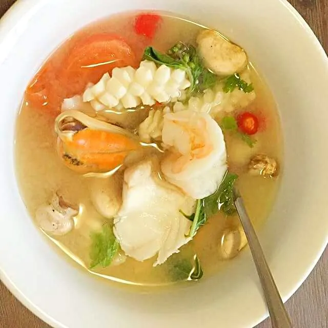 Snapdishの料理写真:Fish mussels calamari prawns Po Tak soup|CHUENCHAIさん