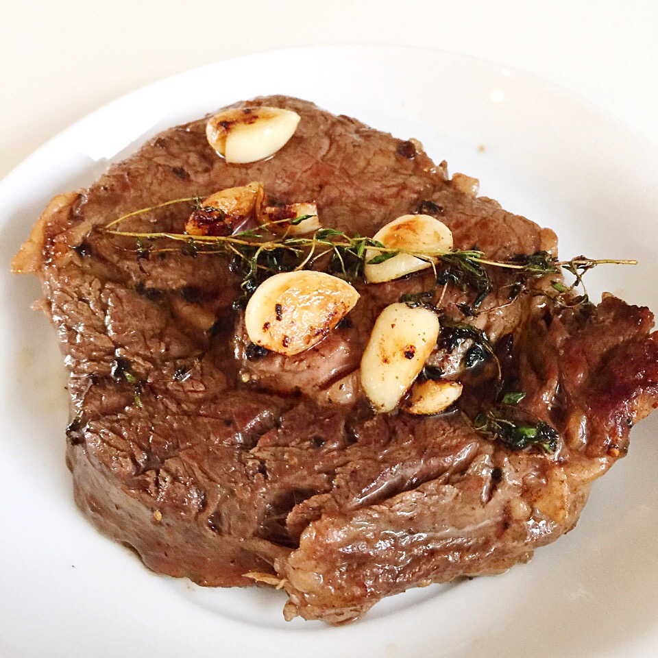 Ribeye steak with garlic and thymes/12Dragon SnapDish[スナップディッシュ] (ID