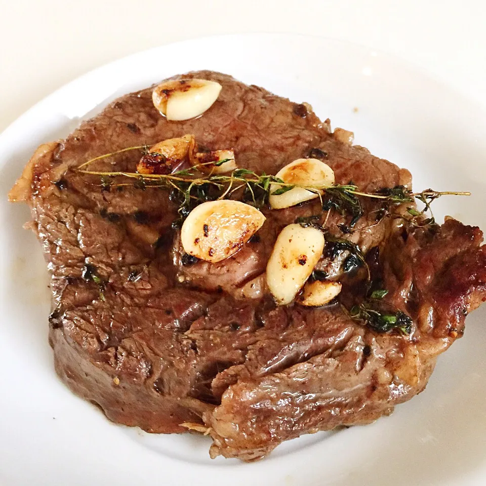 Ribeye steak with garlic and thymes|12Dragonさん