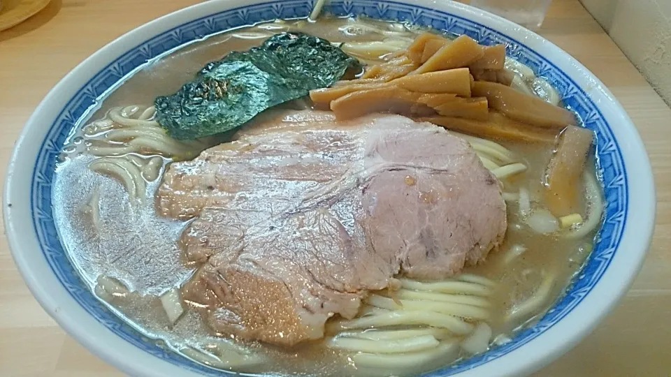 Snapdishの料理写真:自家製中華そば としおか の ラーメン中盛(並と同料金) ＠早稲田|大脇さん