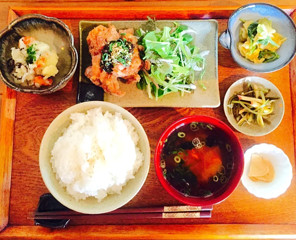 相模原市矢部のよも食堂❗️             秋川牧園若鶏ニラ香味ダレ唐揚げ定食😋🎉|hassanさん