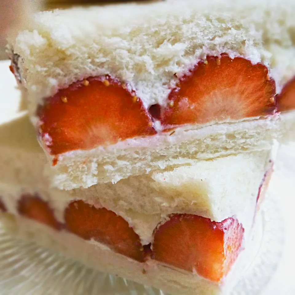 Strawberry fruit sandwich|tataruさん