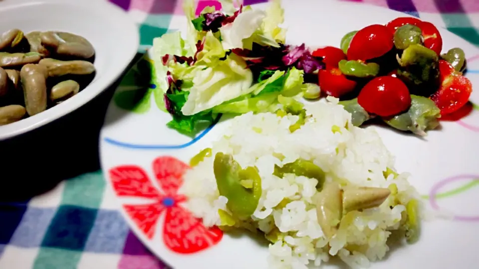 新鮮採れたてのそら豆を使って～♪
塩茹でそら豆、そら豆ご飯、そら豆とプチトマトの塩ゴマ油和え(*^^*)|ぎるママさん