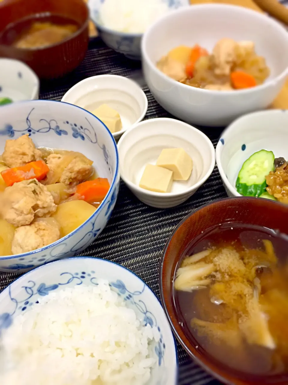 鶏胸ミンチだんごの肉じゃが、舞茸の味噌汁、キュウリの金山寺味噌かけ、高野豆腐|misaさん