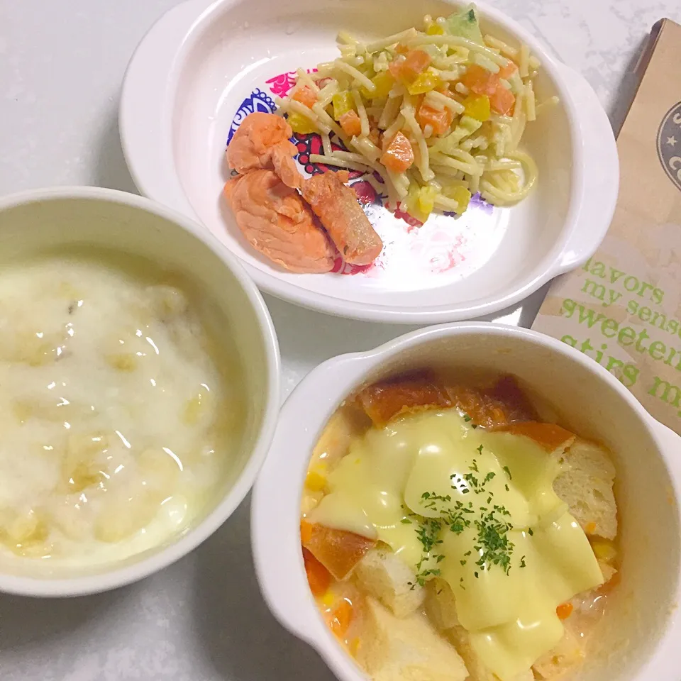 息子ごはん♡ホワイトシチューのひたパングラタン♡レモン醤油サーモンソテー♡パスタサラダ♡バナナヨーグルト|湊叶ママさん