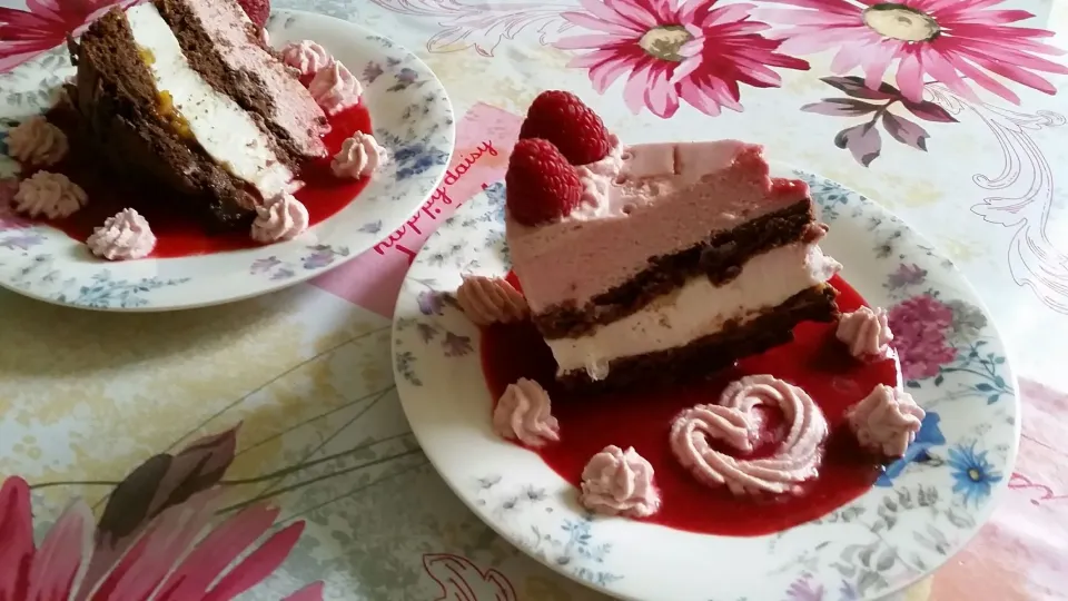 berry chocolate cake with berry and lemon filling on a berry sea 😊|Najeskaさん