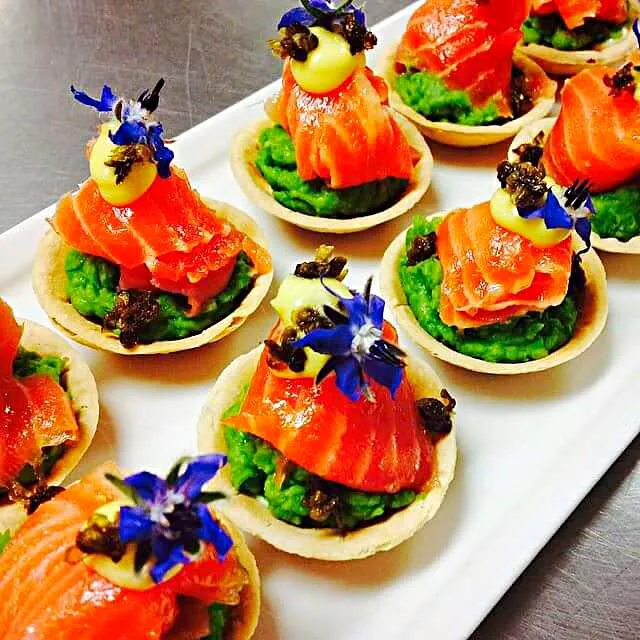 Crushed peas smoked trout saffron Aioli ,fried capers tarts|CHUENCHAIさん