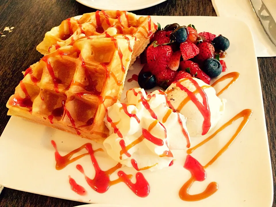 Mix berry waffles|Hedy Lukmomoさん