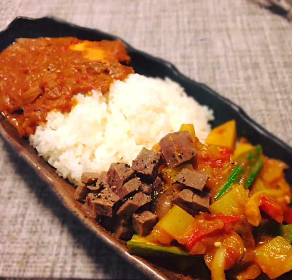 Snapdishの料理写真:トマトチキンカレーと野菜カレー。牛タンの胡椒煮トッピング。|Daiさん