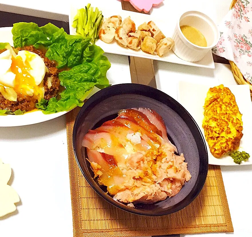 まーえー作海鮮丼。ひき肉デミ炒め温玉のせ。豆腐と卵のオムライス。梅肉塗り棒棒鶏。|OGIPAINさん