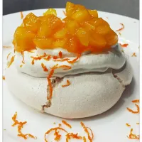 Pavlova with mango chutney.|Joyceさん